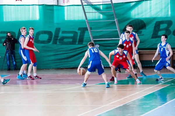 Orenburg, Russie - 15 mai 2015 : Les garçons jouent au basketball — Photo