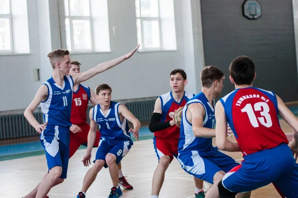 Orenburg, Rusko - 15. května 2015: kluky hrát basketbal — Stock fotografie