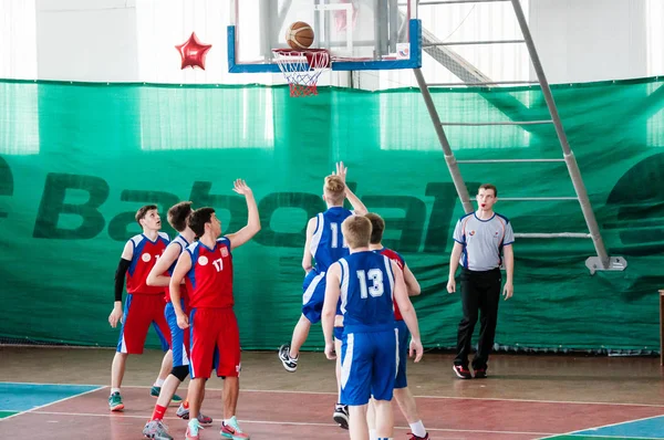 Orenburg, Rússia - 15 de maio de 2015: Meninos jogam basquete — Fotografia de Stock