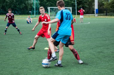 Orenburg, Rusya Federasyonu - 9 Temmuz 2016: çocuklar futbol oynamak