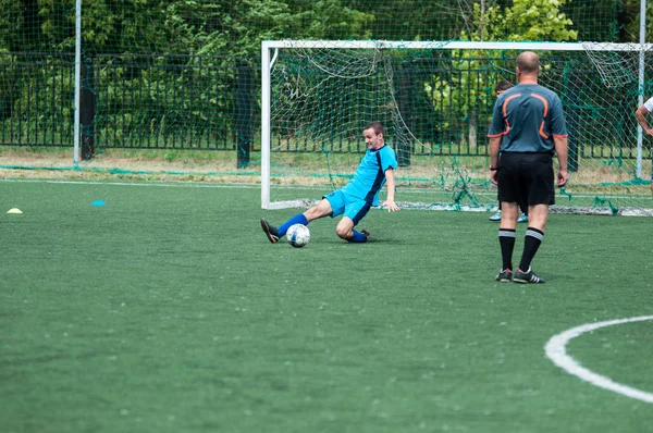 Orenburg, Rusia - 9 de julio de 2016: Los chicos juegan al fútbol — Foto de Stock