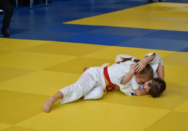 Orenburg, Rusia - 05 de noviembre de 2016: Las niñas compiten en Judo — Foto de Stock