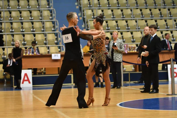 オレンブルク, ロシア連邦 - 2016 年 11 月 12 日: 女の子と男の子のダンス — ストック写真