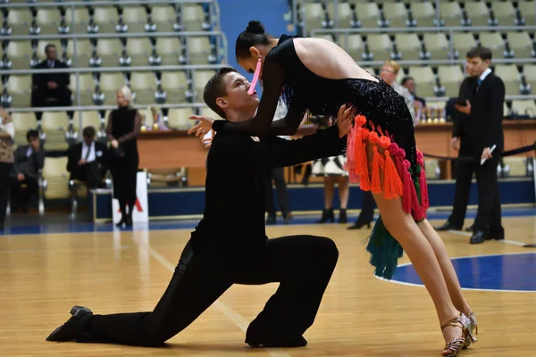 Orenburg, Rússia - 12 de novembro de 2016: Menina e menino dançando — Fotografia de Stock