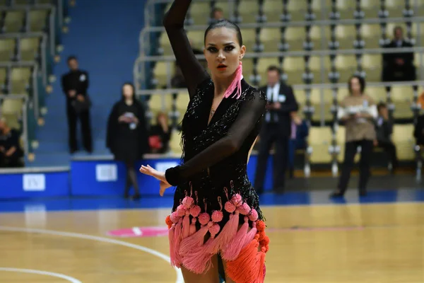 Orenburg, Rusland - 12 November 2016: meisje en jongen dansen — Stockfoto