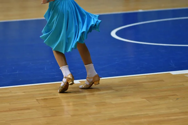 Gambe di una ragazza danzante — Foto Stock