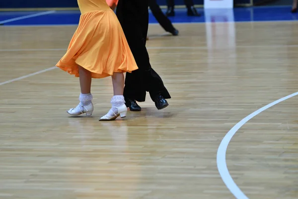 Benen av en dansande flicka — Stockfoto