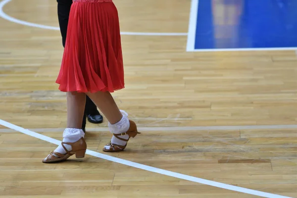 Pernas de uma menina dançante — Fotografia de Stock