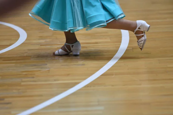 A tánc a lány lába — Stock Fotó