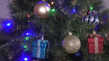 Çok renkli Noel ağacı ışıkları 