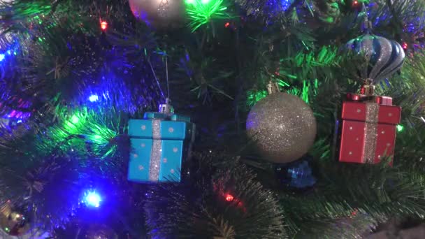 Lumières multicolores sur le sapin de Noël — Video