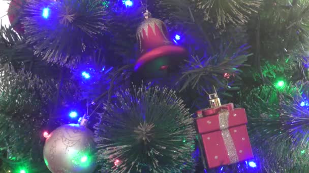 Luzes multicoloridas na árvore de Natal — Vídeo de Stock