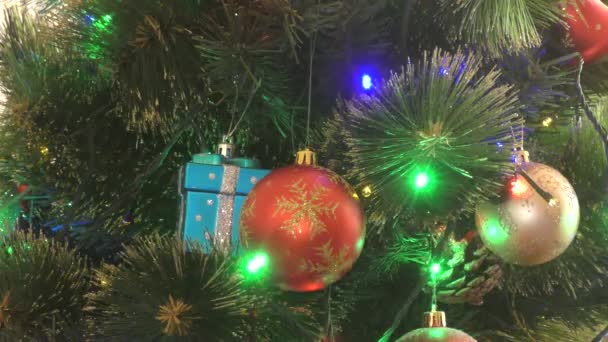 Luces multicolores en el árbol de Navidad — Vídeo de stock