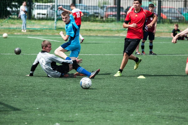 Orenburg, Rusia - 9 de julio de 2016: Los chicos juegan al fútbol —  Fotos de Stock