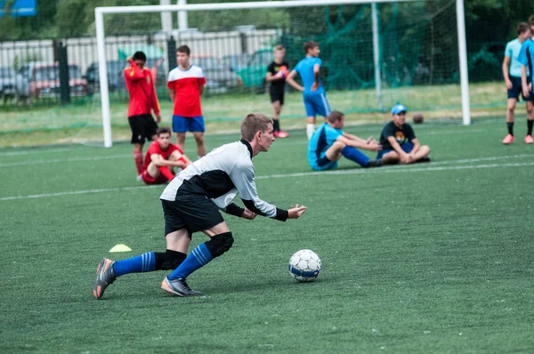 Orenburg, Rusia - 9 de julio de 2016: Los chicos juegan al fútbol — Foto de Stock