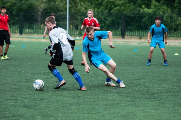 Orenburg, Rusia - 9 de julio de 2016: Los chicos juegan al fútbol —  Fotos de Stock