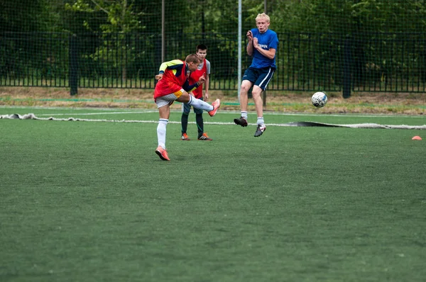 Orenburg, Russie - 9 juillet 2016 : Les garçons jouent au football — Photo