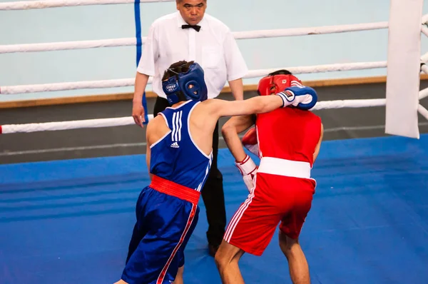 Orenburg, Russia - 28 April 2016: Boys boxers compete — Stock Photo, Image