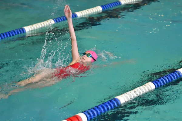 Orenburg, Russia - 13 November 2016: Girls compete in swimming on the back — Stock Photo, Image