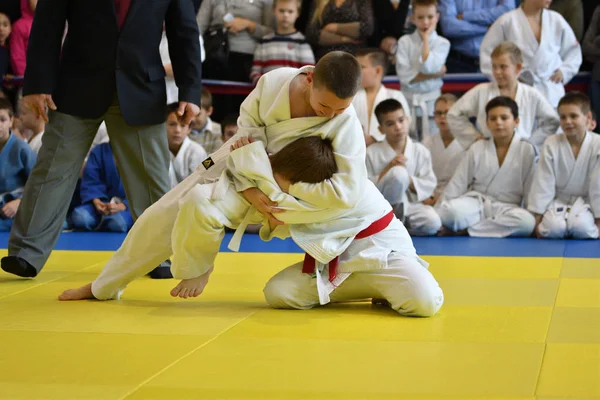 Orenburg, Rusia - 05 noiembrie 2016: Băieții concurează la Judo — Fotografie, imagine de stoc