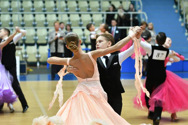 Orenburg, Federacja Rosyjska - 12 listopada 2016: dziewczyna i chłopak, taniec. — Zdjęcie stockowe