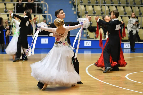 Orenburg, Rússia - 12 de novembro de 2016: Menina e menino dançando . — Fotografia de Stock