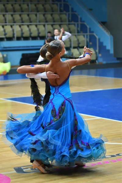 Оренбург, Россия - 12 ноября 2016: Танцы девочек и мальчиков . — стоковое фото