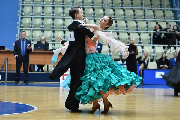 Orenburg, russland - 12. November 2016: Mädchen und Junge tanzen. — Stockfoto