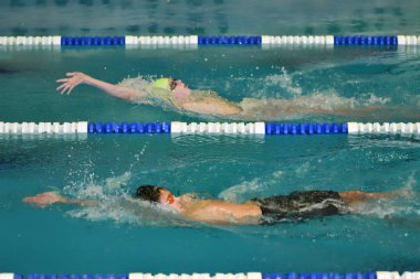 Orenburg, Rusya Federasyonu - 13 Kasım 2016: Boys rekabet Yüzme arka