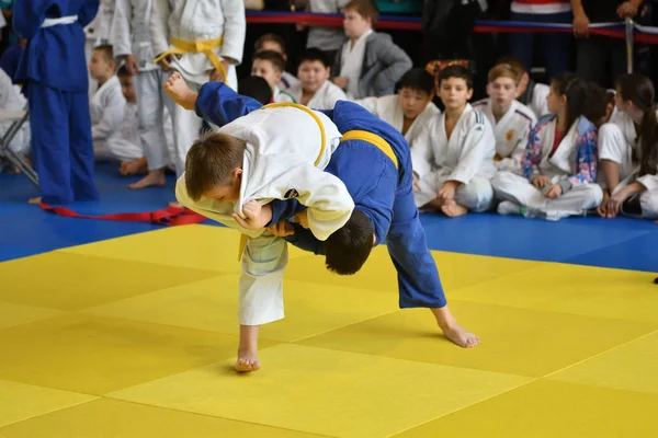 Orenburg, Russia - 05 November 2016: Boys compete in Judo — Stock Photo, Image