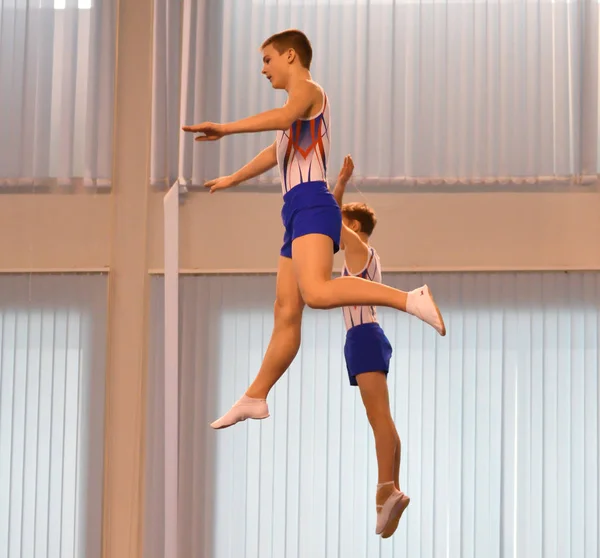 Orenburg, russland 04.12.2016: Die Jungen messen sich im Synchronspringen auf dem Trampolin — Stockfoto