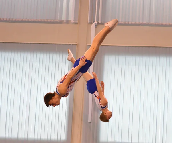 Orenburg, russland 04.12.2016: Die Jungen messen sich im Synchronspringen auf dem Trampolin — Stockfoto