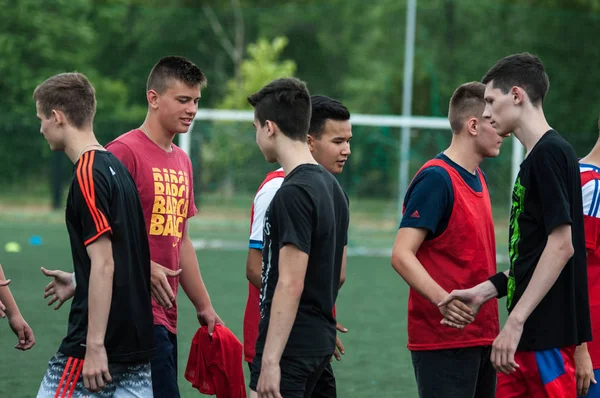 Orenburg, Rusia - 9 de julio de 2016: Los chicos juegan al fútbol — Foto de Stock