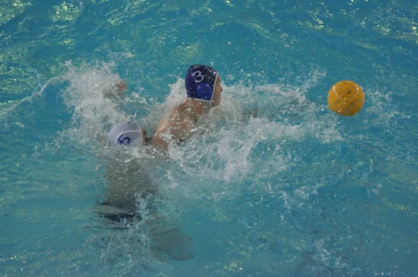 Orenburg, Russia - 6 May 2015: The boys play in water polo. — Stock Photo, Image