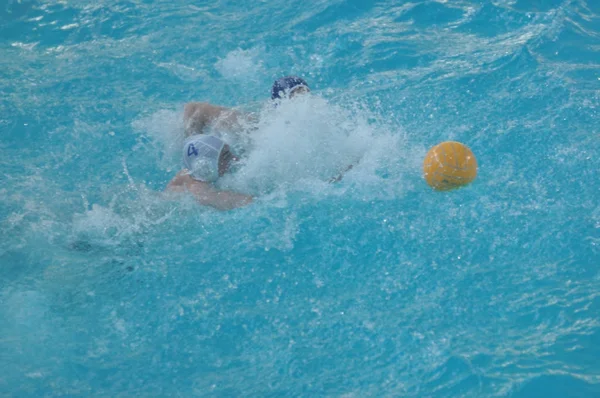 Orenburg, Russia - 6 May 2015: The boys play in water polo. — Stock Photo, Image