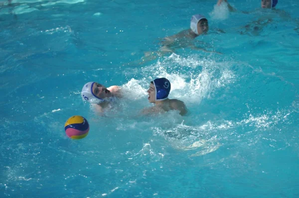 Orenburg, russland - 6. Mai 2015: Die Jungen spielen im Wasserball. — Stockfoto