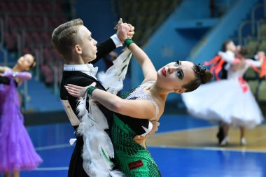 Orenburg, Rusya - 11 Aralık 2016: Kız ve erkek dans