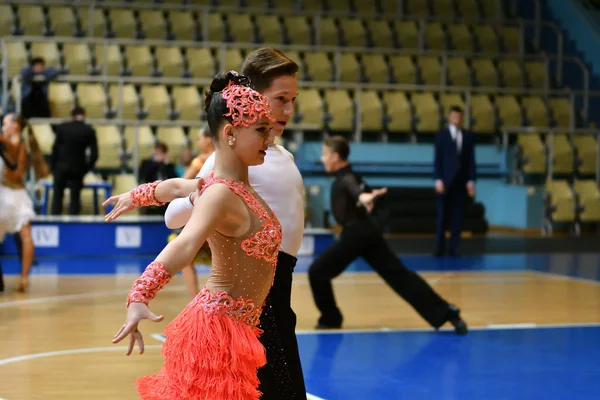 Orenburg, Rússia - 11 de dezembro de 2016: Menina e menino dançando — Fotografia de Stock