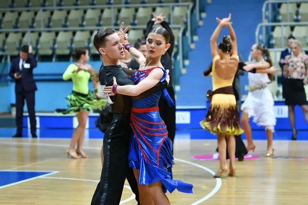 Orenburg, Rusia - 11 de diciembre de 2016: Baile de niñas y niños — Foto de Stock