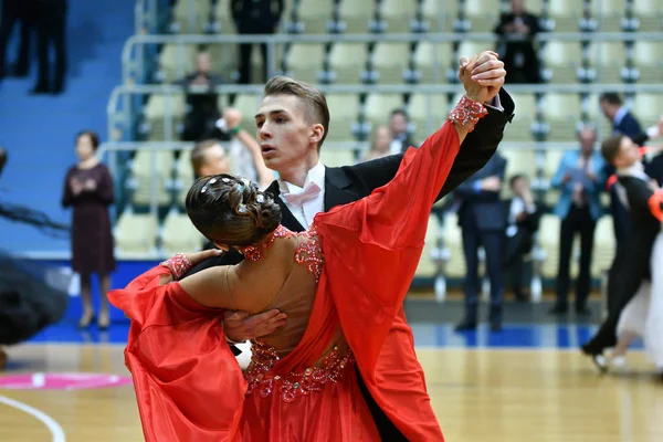 Orenburg, Federacja Rosyjska - 11 grudnia 2016 roku: Dziewczyna i chłopak, taniec — Zdjęcie stockowe