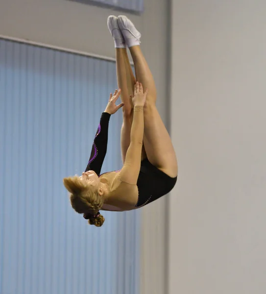 Orenburg, russland - 4. Dezember 2016: Mädchen messen sich beim Trampolinspringen — Stockfoto