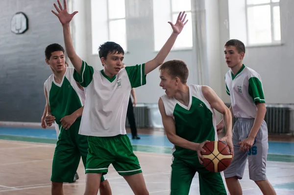 Όρεμπουργκ, Ρωσία - 15 Μαΐου 2015: τα αγόρια παίζουν μπάσκετ — Φωτογραφία Αρχείου