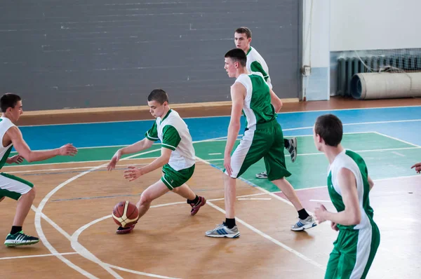 Orenburg, Rusia - 15 de mayo de 2015: Los niños juegan al baloncesto —  Fotos de Stock