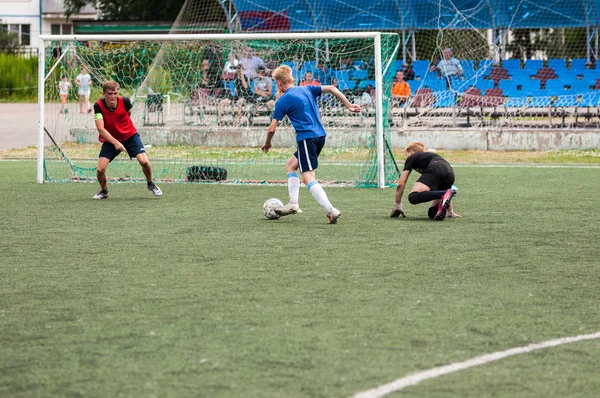 Orenburg, Rússia - 9 de julho de 2016: Os meninos jogam futebol — Fotografia de Stock