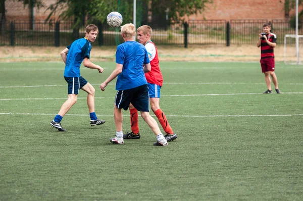 Orenburg, Rússia - 9 de julho de 2016: Os meninos jogam futebol — Fotografia de Stock