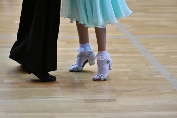 Pernas de uma menina dançante — Fotografia de Stock