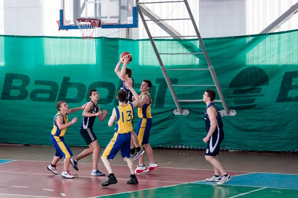 Orenburg, Russia - 15 May 2015: Boys play basketball — Stock Photo, Image