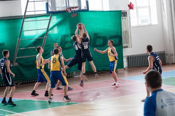 Orenburg, Federacja Rosyjska - 15 maja 2015: chłopców grać w koszykówkę — Zdjęcie stockowe