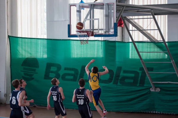 Orenburg, Russia - 15 maggio 2015: I ragazzi giocano a basket — Foto Stock