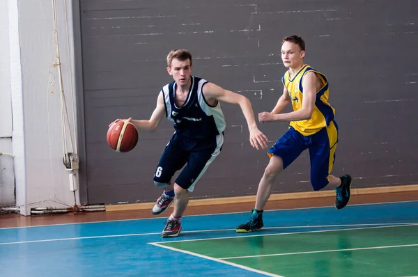 Orenburg, Russia - 15 maggio 2015: I ragazzi giocano a basket — Foto Stock